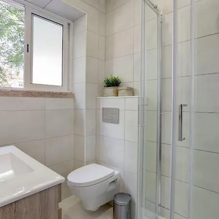 Family Tailor Made Flat In Areeiro