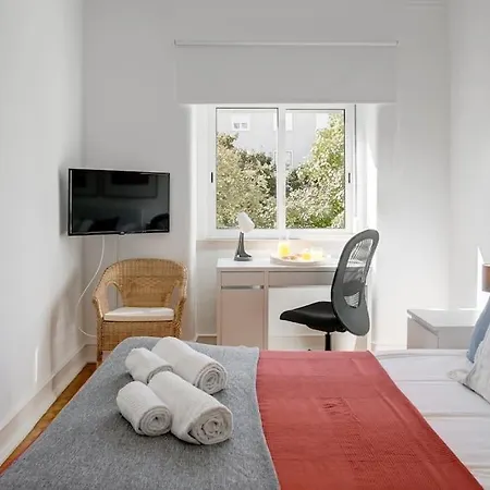 Family Tailor Made Flat In Areeiro *