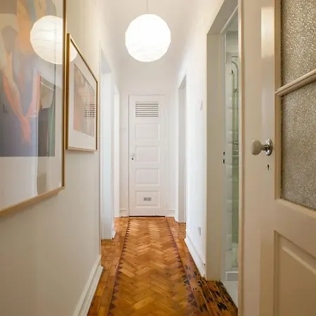 Family Tailor Made Flat In Areeiro *