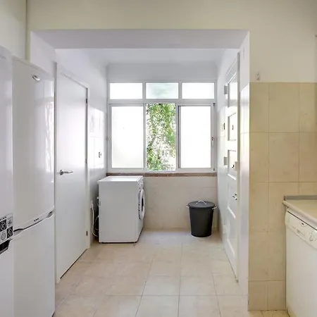 Family Tailor Made Flat In Areeiro 公寓 *