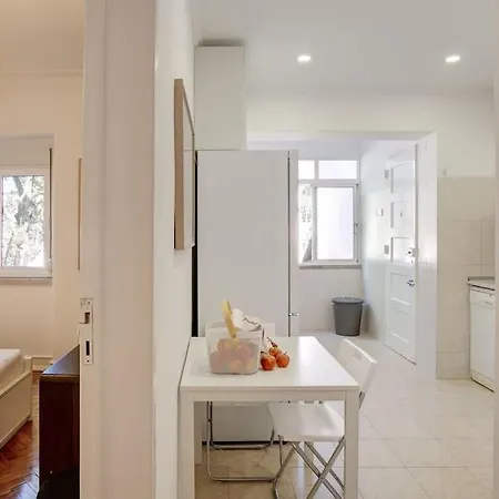 Family Tailor Made Flat In Areeiro Apartment