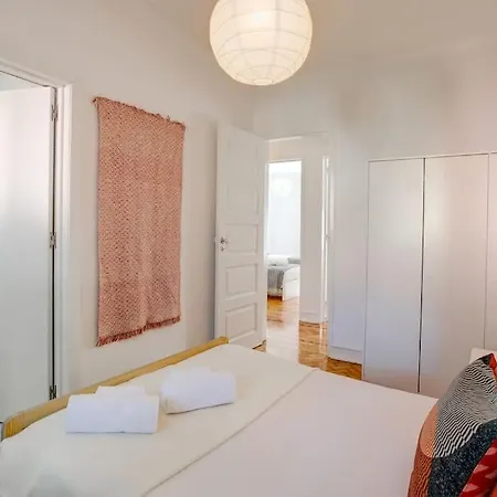 Family Tailor Made Flat In Areeiro Apartment